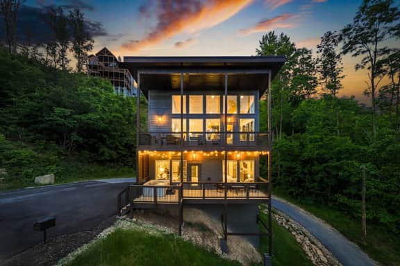 Mountain Modern Couples Retreat Hot-Tub Views - Image 3