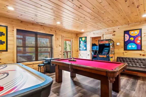 City Bear Lodge | Dwtn Gatlinburg Hot Tub + Games - Image 4