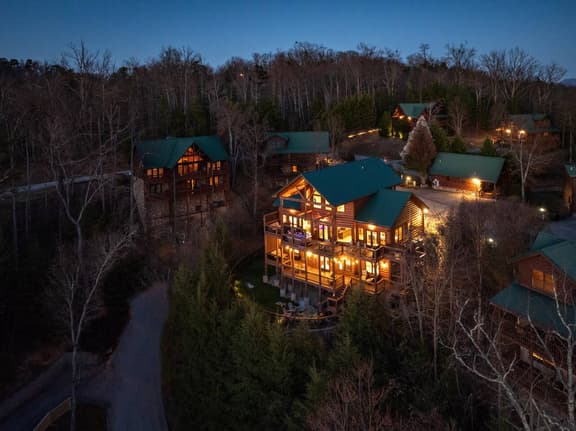 Grand Views|3 King suites|Arcade|Theatre|Hot-tub - Image 1