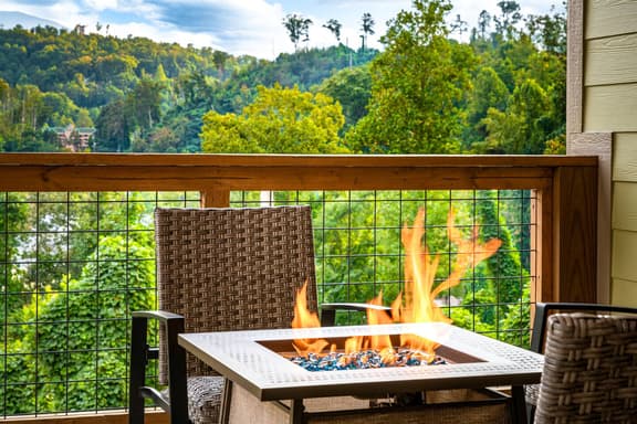 4 bd Smoky Mtn Lodge | Game Room Hot-Tub Firetable - Image 1